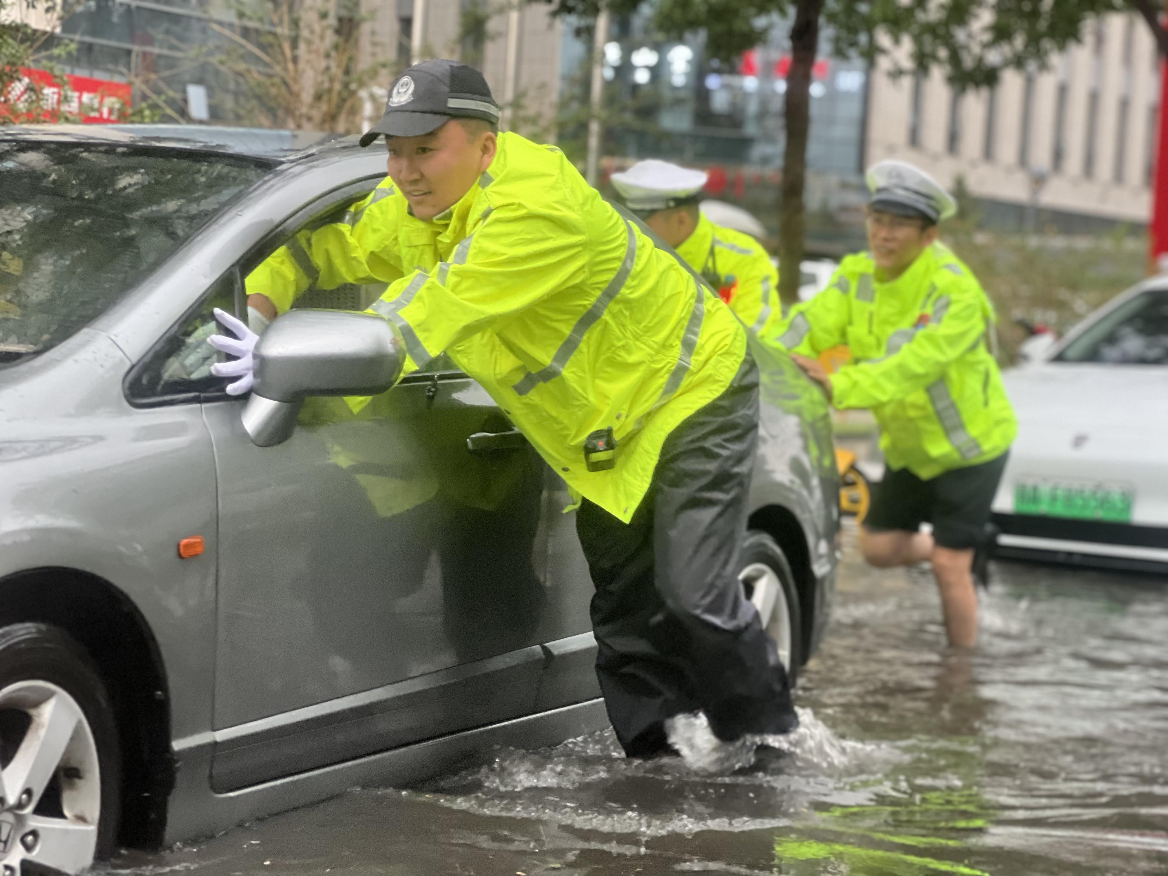 ??強(qiáng)降雨來襲  呼和浩特交警多措并舉守護(hù)出行安全